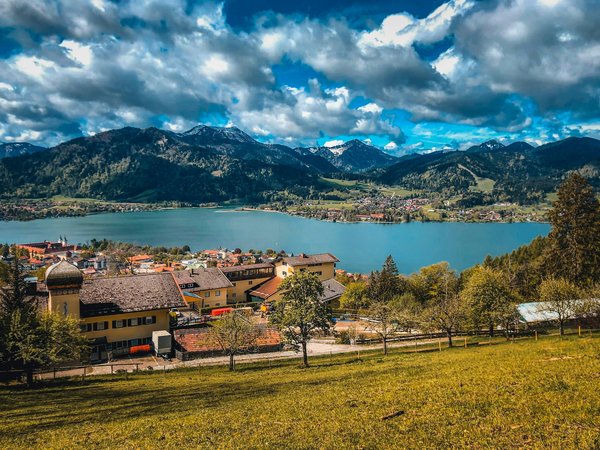 Quels chalets en Suisse proposent des excursions en raquettes et des ateliers de sculpture sur glace?